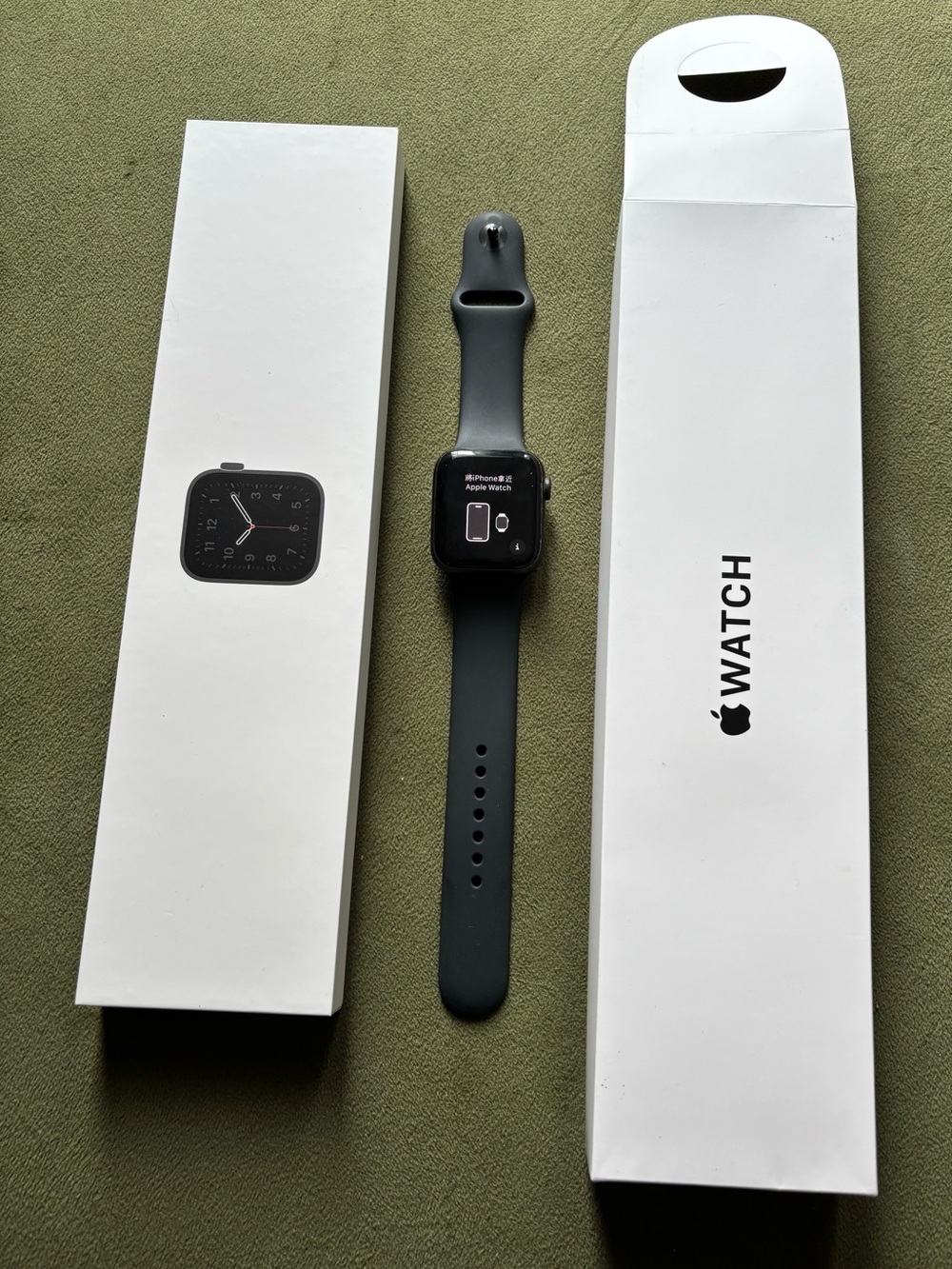 Apple Watch S.E. 10.6.1 with never worn original Black Sport Band 44 mm